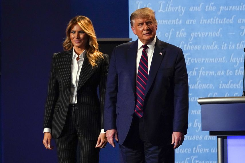El presidente de Estados Unidos, Donald Trump, en el escenario junto a la primera dama, Melania Trump, tras el primer debate presidencial con el candidato dem&oacute;crata a la Casa Blanca, el exvicepresidente Joe Biden, el 29 de septiembre de 2020, en Case Western University and Cleveland Clinic, en Cleveland, Ohio.