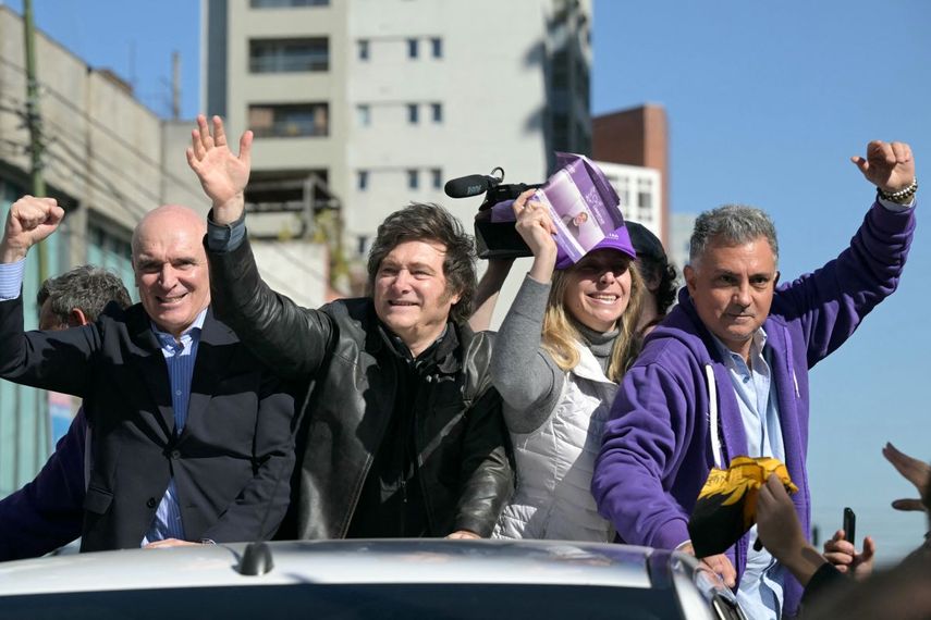El presidente argentino Javier Milei (2.º por la izq.) saluda junto a su hermana, la secretaria general de la Presidencia, Karina Milei (2.º por la der.), el candidato a diputado del partido gobernante, José Luis Espert (izq.), y otros funcionarios y candidatos durante una caravana de vehículos antes de las elecciones legislativas provinciales en Lomas de Zamora, provincia de Buenos Aires, Argentina, el 27 de agosto de 2025.&nbsp;