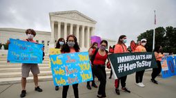 Jóvenes se manifiestan en apoyo del programa DACA que protege a migrantes de la deportación, afuera de la Corte Suprema de EEUU en Washington.