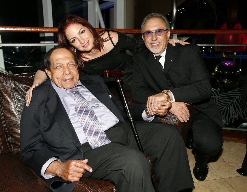 El legendario músico cubano Israel López, Cachao, junto a Gloria y Emilio Estefan.