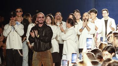 El cantante colombiano J Balvin (c) reacciona al finalizar la pasarela inaugural de Colombiamoda, en Medellín (Colombia), el 25 de julio de 2026. Con la pasarela “Artisan Gang in The City”, un desfile de la marca Vélez y el cantante colombiano J Balvin se realizó la apertura de Colombiamoda 2026.
