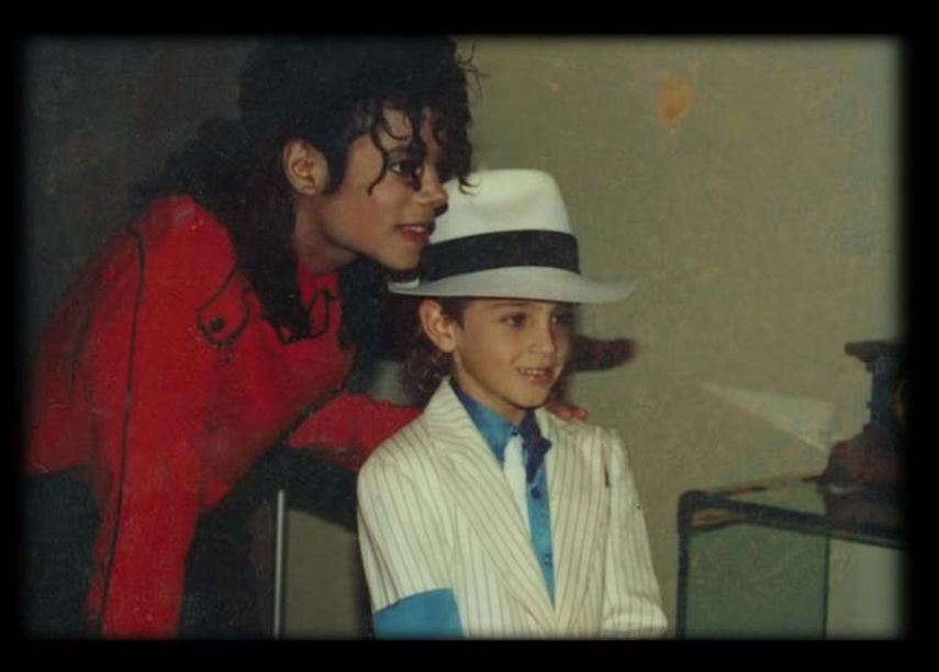 Dirigida por Dan Reed, esta cinta detalla la relación durante varios años de Michael Jackson con dos niños menores de edad, James Safechuck y Wade Robson, quienes terminaron acusándole de abusar de ellos.