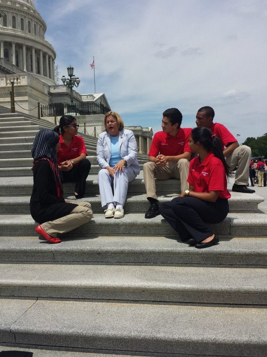 La congresista Ileana Ros-Lehtinen (centro izquierda) al lado de Diego Figueroa (centro derecha) y otros jóvenes integrantes del programa en Washington DC (Cortesía)