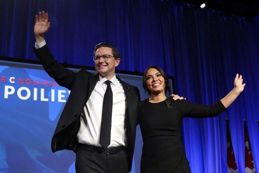 El líder recién elegido del Partido Conservador de Canadá, Pierre Poilievre (izq.), y su esposa Anaida saludan a sus partidarios durante la Convención del Partido Conservador en el Shaw Centre, Ottawa, Canadá, el 10 de septiembre de 2022.&nbsp;&nbsp;