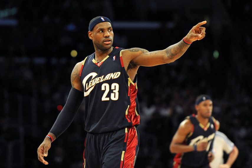 LeBron ha ocupado la posición de ala-pivot durante los últimos encuentros (CORTESÍA)
