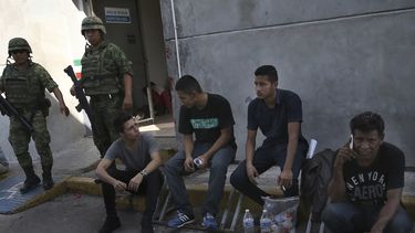Fotografía del 1ro de julio de 2019 de un grupo de migrantes en Nuevo Laredo, México, mientras esperan para realizar su solicitud de asilo en EEUU.