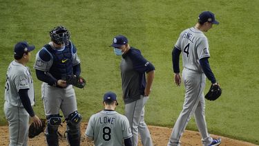 Blake Snell, abridor de los Rays de Tampa Bay, se marcha del sexto juego de la Serie Mundial ante los Dodgers de Los Ángeles, el martes 27 de octubre de 2020, en Arlington, Texas&nbsp;