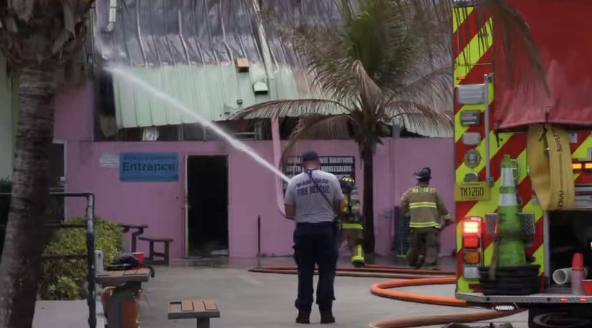 Bomberos trabajaron en el área donde parte de la estructura resultó dañada.&nbsp;