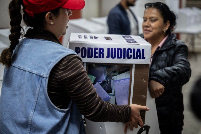 Miembros del Instituto Nacional Electoral portan una urna con votos tras el cierre de las casillas en la Ciudad de México el 1 de junio de 2025 para elegir miembros del poder Judicial, en &nbsp;unas elecciones sin precedentes que permitieron a los votantes elegir a sus jueces y donde los cárteles de la droga y otros grupos de interés buscan constantemente alterar el curso de la justicia.&nbsp;