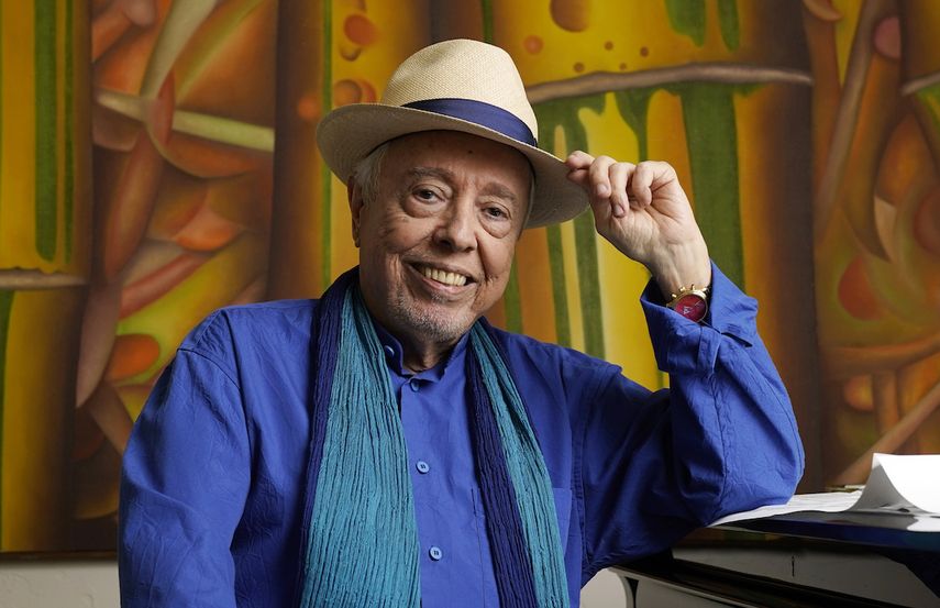 El músico brasileño Sergio Mendes posa en su casa&nbsp; en Los Angeles.