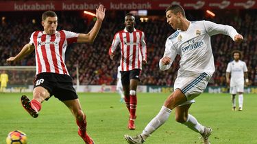 Cristiano Ronaldo (derecha) y el defensa del Athletic, Óscar De Marcos, durante el partido de la decimocuarta jornada de Liga.