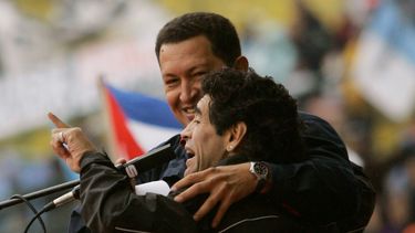 En esta foto del 4 de noviembre de 2005, Diego Maradona se dirige a una multitud junto a Hugo Chávez durante la Cumbre de las Américas en Mar del Plata, Argentina. Chávez murió en marzo de 2013. Maradona ha fallecido de un paro cardíaco, el miércoles 25 de noviembre de 2020, en Buenos Aires. Tenía 60 años.