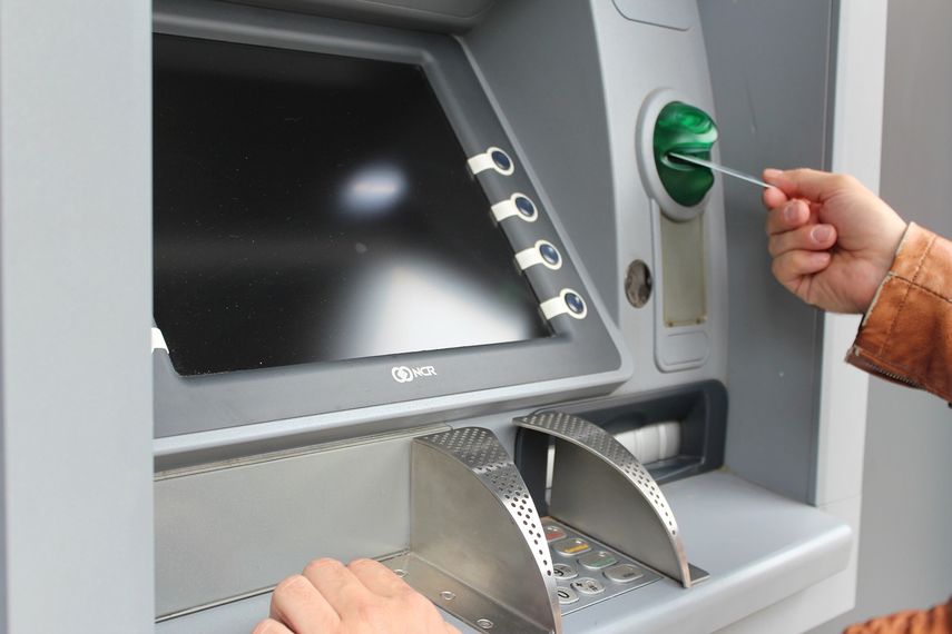 Un cliente utiliza un cajero automático de uno de un banco