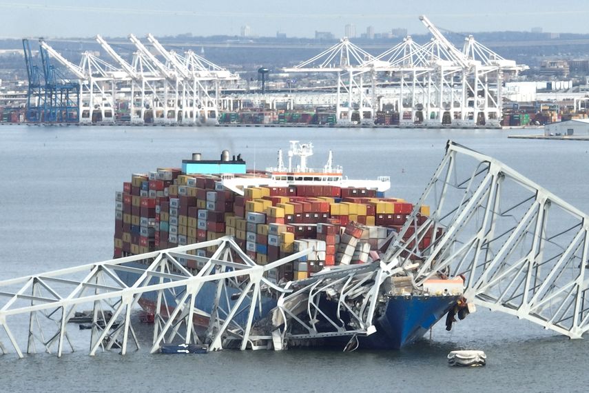 En esta imagen aérea, la estructura de acero del puente Francis Scott Key se encuentra encima de un buque portacontenedores después del colapso del puente, Baltimore, Maryland, el 26 de marzo de 2024.