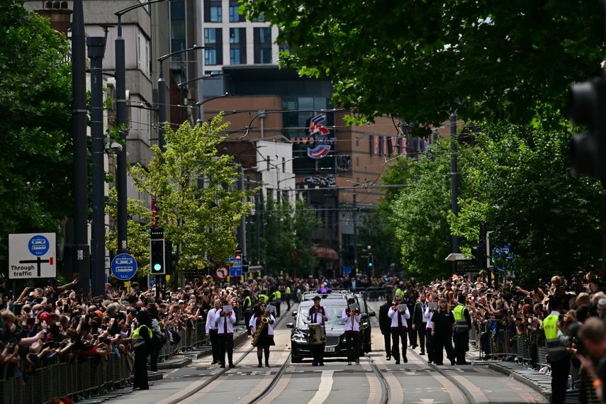 Dolientes y aficionados a la música llenan las calles para rendir homenaje al cortejo fúnebre de Ozzy Osbourne