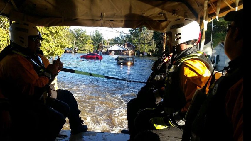 Oficiales del Departamento de Policía de Nueva York rescataron unas 150 personas en medio de las inundaciones en la ciudad de Lumberton, Carolina del Norte.