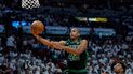 El pívot de los Celtics de Boston Al Horford avanza y salta lanzar el balón de bandeja en el juego 5 de las Finales de la Conferencia Este ante el Heat de Miami 
