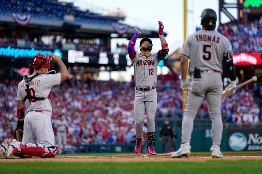 Lourdes Gurriel Jr., de los Diamondbacks de Arizona, celebra después de batear un cuadrangular frente al abridor de los Filis de Filadelfia, Aaron Nola, durante la segunda entrada del Juego 6 de la Serie de Campeonato de la Liga Nacional, en Filadelfia, el lunes 23 de octubre de 2023.&nbsp;
