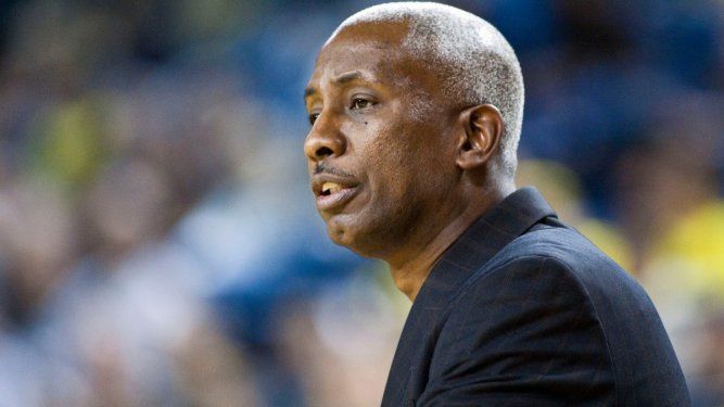 El entrenador en jefe Louis Orr, de Bowling Green, sigue las acciones en un duelo de la NCAA ante Michigan, el jueves 18 de noviembre de 2010, en la Arena Crisler de Ann Arbor.