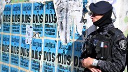 Un miembro de las Fuerzas Especiales de Argentina hace guardia junto a una pared llena de letreros en apoyo al fallecido astro del fútbol, Diego Maradona, el 3 de abril de 2025. Un miembro de las Fuerzas Especiales de Argentina hace guardia junto a una pared llena de letreros en apoyo al fallecido astro del fútbol, Diego Maradona, el 3 de abril de 2025.
