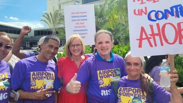 Comisionada Eileen Higgins apoya a trabajadores de Miami que reclaman mejores contratos.&nbsp;