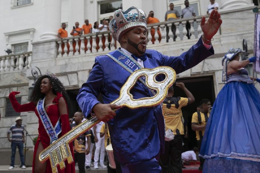 Niña pierde una pierna en accidente en el carnaval de Rio