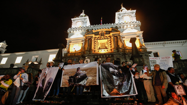Amigos y colegas del equipo periodístico secuestrado y posteriormente asesinado en la frontera con Colombia participan en una marcha el 19 de abril del 2018, por las calles de Quito, Ecuador.