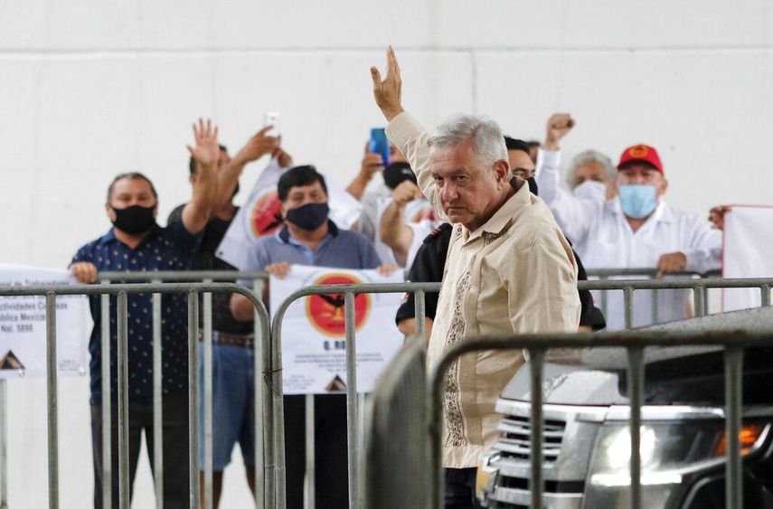 El presidente mexicano Andr&eacute;s Manuel L&oacute;pez Obrador saluda a sus simpatizantes en L&aacute;zaro C&aacute;rdenas, Quintana Roo, M&eacute;xico, el lunes 1 de junio de 2020.&nbsp;