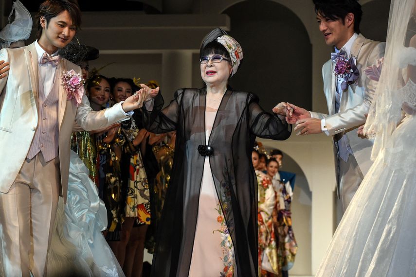 Esta foto de archivo tomada el 25 de febrero de 2015 muestra a la diseñadora de moda japonesa Yumi Katsura (centro) saludando a los invitados durante la final de la Gran Colección Yumi Katsura 2015 en Tokio.