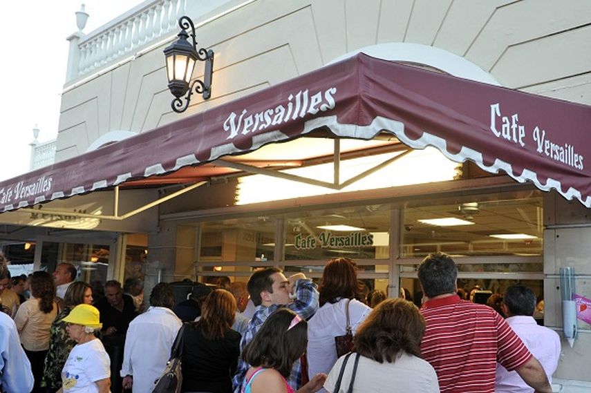 Los dueños del popular restaurante Versailles de Miami, han sido acusados en ocasiones anteriores de actos de discriminación. (Álvaro Mata)
