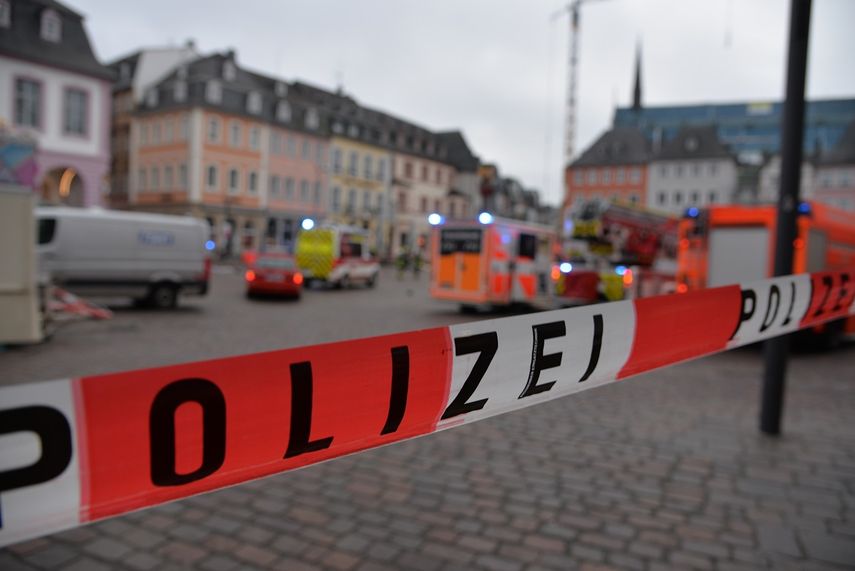 Una calle bloqueada por la policía en Trier, Alemania, el 1 de diciembre de 2020. Dos personas murieron y varias resultaron heridas al entrar un automóvil en una zona peatonal.&nbsp;