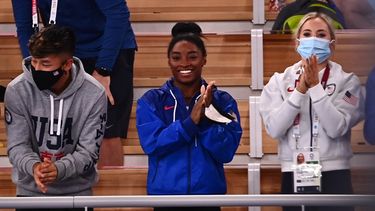 Simone Biles, (C) de EEUU, aplaude durante la final de ejercicios de piso femenino de gimnasia artística durante los Juegos Olímpicos de Tokio 2020