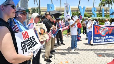 La entrada del Puerto de Miami para expresar su rechazo en contra de las compañías de cruceros que ofrecen paquetes turísticos a Cuba.