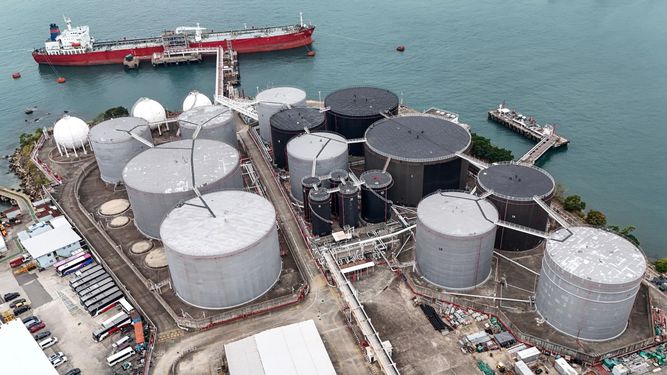 Tanques para petróleo en el puerto de Hong Kong, China.