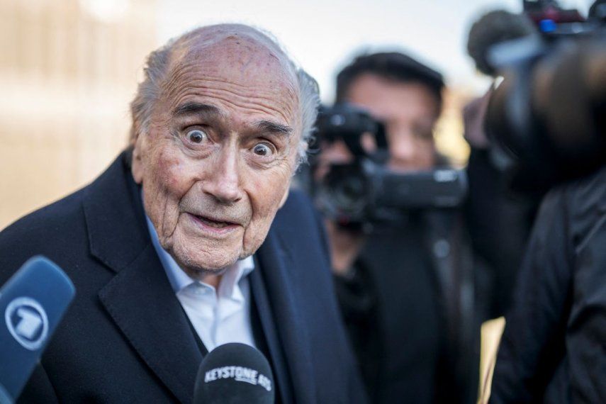El expresidente de la FIFA, Sepp Blatter, reacciona a su salida del juzgado tras el primer día de su juicio en apelación ante la Fiscalía General suiza para reabrir los procedimientos para un nuevo examen de los cargos de fraude contra los expresidentes de la UEFA y la FIFA, en Muttenz, cerca de Basilea, el 3 de marzo de 2025. El exjefe de la FIFA Sepp Blatter y el expresidente de la UEFA Michel Platini fueron absueltos por el Tribunal Federal Suizo en junio de 2022 de los cargos que incluían gestión desleal, abuso de confianza y falsificación de valores.&nbsp;