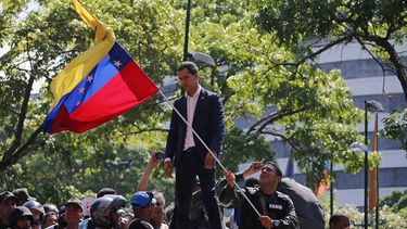 El presidente encargado de Venezuela, Juan Guaidó, junto a varios militares que decidieron dar su apoyo al líder opositor este martes 30 de abril de 2019, en Caracas, Venezuela.