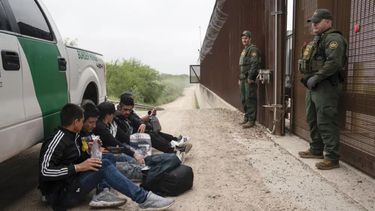 Aplicación para pedir asilo en EEUU, un bingo para migrantes en la frontera