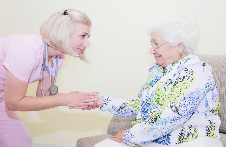 La enfermera Lilliam Delgado junto a Nereida Muñoz.