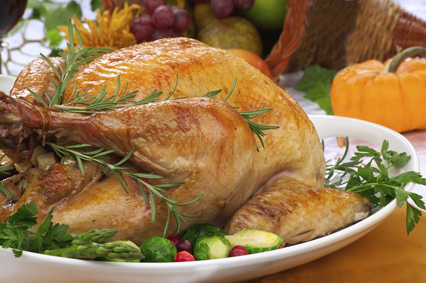 Pavo asado, previamente adobado con naranja agria, orégano y otras especias. (JH)