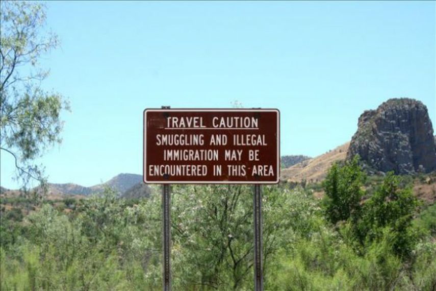 Cartel colocado por las autoridades de Arizona que advierte que ésta es un área de tráfico de contrabando de indocumentados desde México a EEUU. (EFE / Archivo)
