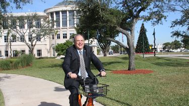 El alcalde de Doral,&nbsp;Juan Carlos Berm&uacute;dez, circula en bicicleta (imagen de archivo).