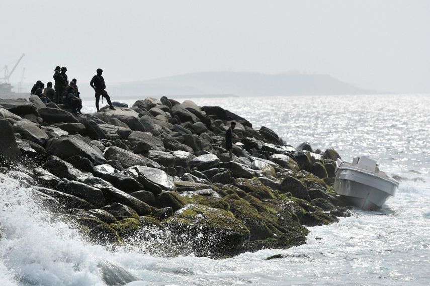 En esta imagen del 3 de mayo de 2020, fuerzas de seguridad de Venezuela resguardan la costa y una embarcación en que, aseguran las autoridades, un grupo de hombres armados desembarcó en el puerto de La Guaira, Venezuela