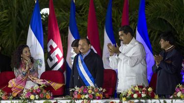 La vicepresidenta de Nicaragua&nbsp;Rosario Murillo (i), celebra junto a los mandatarios de Venezuela, Nicolás Maduro, (2d) y de Bolivia, Evo Morales (d), durante la toma de posesión de su esposo, el presidente Daniel Ortega.