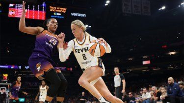 Sophie Cunningham #8 de las Indiana Fever batea a Alyssa Thomas #25 de las Phoenix Mercury durante la primera mitad del partido de la WNBA en el PHX Arena el 7 de agosto de 2025 en Phoenix, Arizona.&nbsp;