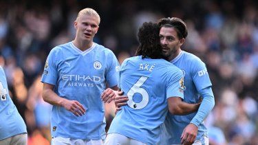 El delantero noruego del Manchester City #09 Erling Haaland (L), el defensor holandés del Manchester City #06 Nathan Ake (C) y el centrocampista inglés del Manchester City #10 Jack Grealish (R) celebran el pitido final del partido de fútbol de la Premier League inglesa entre el Manchester City y Nottingham Forest en el estadio Etihad de Manchester, noroeste de Inglaterra, el 23 de septiembre de 2023. El City ganó el partido 2-0.  