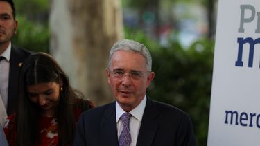 &nbsp;El expresidente de Colombia, &Aacute;lvaro Uribe, durante la entrega de los premios Merca2.