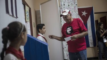 Un hombre vestido con una camiseta con la imagen de Ernesto Che Guevara asiste un colegio electoral en La Habana, Cuba, el domingo 26 de marzo de 2023.&nbsp;