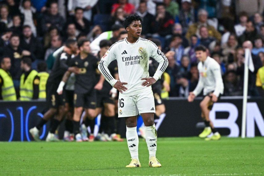 El atacante brasileño del Real Madrid, Endrick, reacciona luego de que su club recibiera un gol por parte del Valencia, el 5 de abril de 2025.
