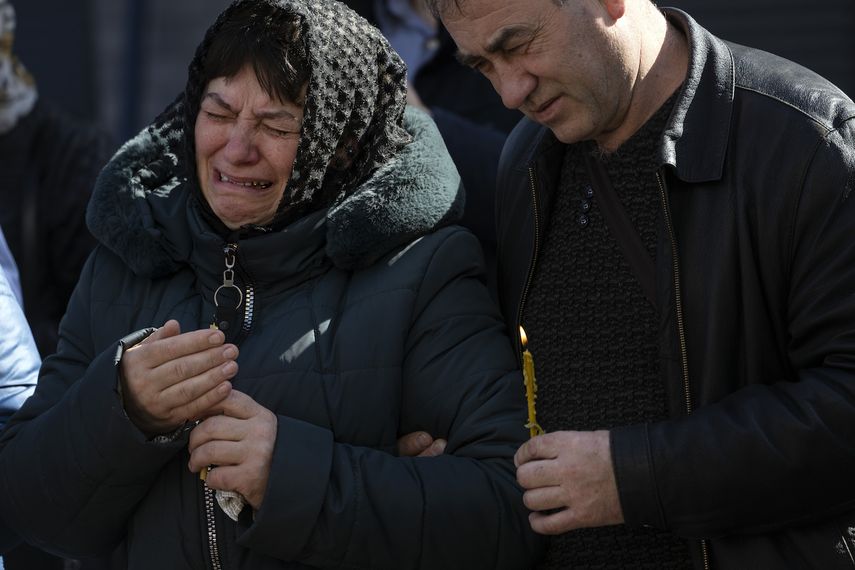 Familiares lloran la muerte de Oleksandr Mozheiko, un soldado de defensa territorial de 31 años que fue asesinado por el ejército ruso el 5 de marzo, durante su entierro en Irpin, a las afueras de Kiev, Ucrania, el 15 de abril de 2022.&nbsp;