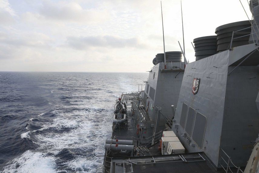 En esta imagen difundida por la Marina de Estados Unidos, el USS Milius (DDG 69), un destructor de misiles guiados, realiza operaciones de rutina en el Mar de la China Meridional, el viernes 24 de marzo de 2023.&nbsp;